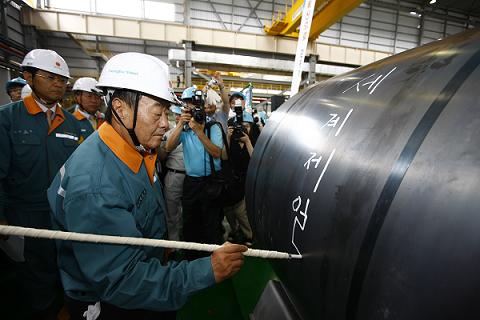 2009년 7월 1일 김준기 당시 동부그룹 회장이 충남 당진 아산만 동부제철 열연공장에서 열린 전기로 완공식에서 첫번째로 생산된 열연코일(열연두루마리)에 큰붓으로 '세계제일'이라는 글귀를 써넣고 있다./사진=머니투데이 DB