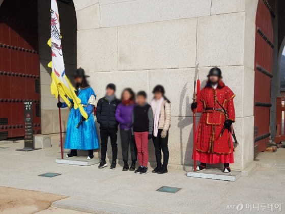 외국인 관광객들이 지난 16일 서울시 종로구에 위치한 광화문 앞에서 수문장과 사진을 찍고 있다./사진=이지윤 기자