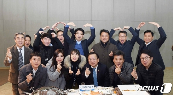 [사진] 김부겸 장관 '재난안전본부 직원들과 함께'