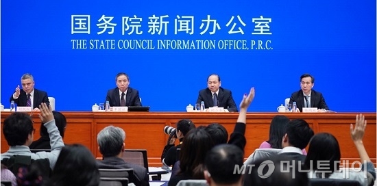 중국 국무원 신문판공실은 16일 베이징에서 신궈빈 공업정보화부 부부장(차관급), 추샤오핑 인력자원사회보장부 부부장(차관급), 런홍빈 상무부 부장조리(차관보급) 등이 참석한 가운데 합동 기자회견을 열었다. /사진= 중국 국무원 홈페이지 