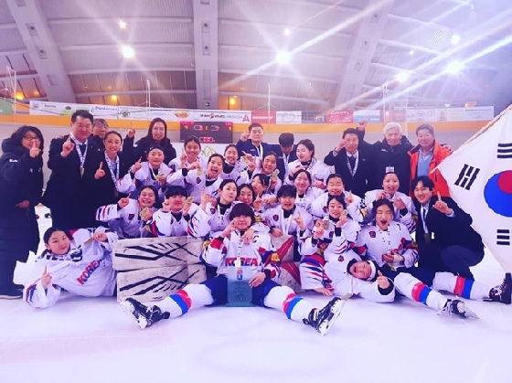 여자 U18 아이스하키 대표팀이 19일 새벽 열린 2019 IIHF 여자 U18 세계선수권 디비전 1 그룹 B 퀄리피케이션 결승에서 카작을 4-3(SO)으로 이기고 우승했다./사진=대한아이스하키협회<br>

