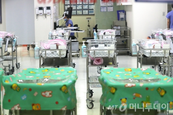  올해 2월 출생아 수가 역대 최저치를 기록했다. 통계청이 25일 발표한 '2월 인구동향'을 보면 2월 출생아 수는 2만7500명으로 지난해 같은 달 대비 9.8%(3000명) 감소했다. 사진은 이날 서울 시내의 한 병원 신생아실의 빈 아기침대. 2018.4.25/뉴스1  <저작권자 © 뉴스1코리아, 무단전재 및 재배포 금지>