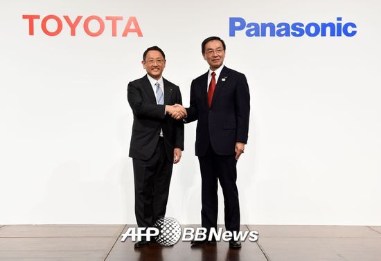 토요타 아키오 토요타 회장(왼쪽)과 파나소닉 스가 가즈히로 파나소닉 회장이 지난 2017년 12월 13일 도쿄에서 공동기자회견을 열고 악수를 나누고 있다. /AFPBBNews=뉴스1
