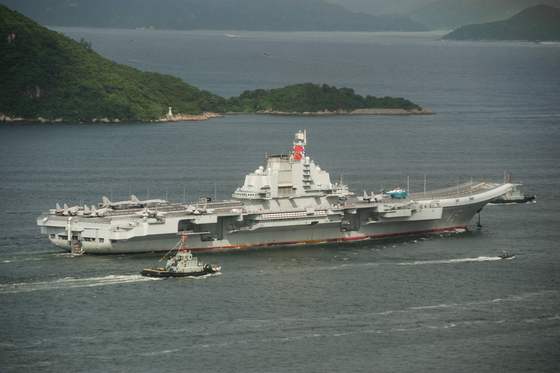  중국의 항공모함 랴오닝함이 지난 2017년 7월 홍콩에 기항하기 위해 라마섬을 지나가고 있는 모습 /사진 = 뉴스1 