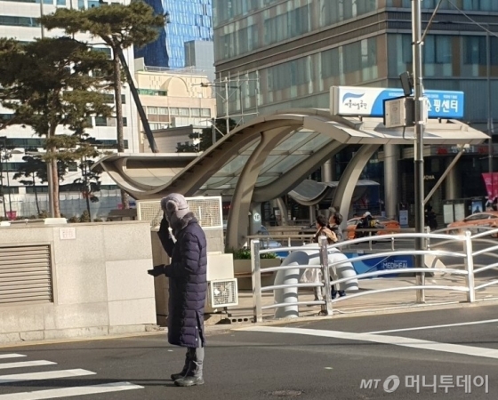 서울의 한 백화점에서 남성 주차도우미가 패딩을 입고 귀마개를 착용하고 있다./사진=최민경 기자