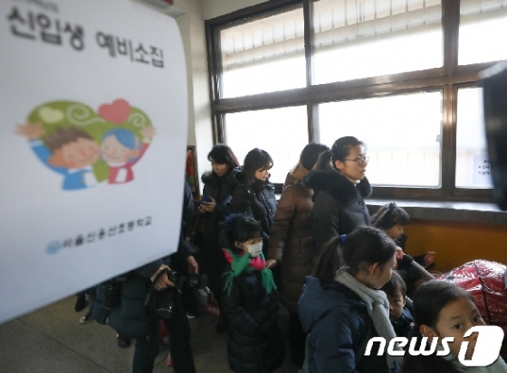예비 초등학생들이 8일 오후 서울 용산구 신용산초등학교에서 열린 예비소집에서 학교 안을 둘러보고 있다. 2019.1.8/뉴스1 © News1 허경 기자