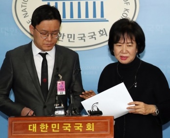 손혜원(오른쪽) 의원이 21일 젊은빙상인연대와 기자회견을 하고 있다.  /사진=뉴스1