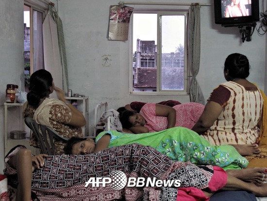 2009년 9월3일(현지시간) 인도 구자라트 주에 한 '대리모 합숙소'에서 촬영된 사진. 이들은 모두 임신 중이다. 2019년 1월, 인도 의회는 아이가 없는 부부를 위한 '자궁 대여' 국가라는 오명을 벗기 위해 상업 대리모를 금지하는 법안을 통과시켰다./AFPBBNews=뉴스1