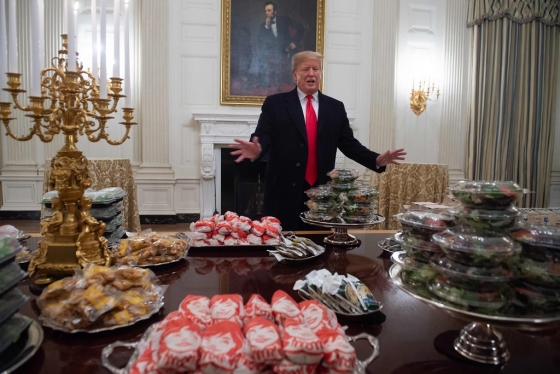 '민주당 때문에 햄버거 먹는다' 홍보하는 트럼프 대통령. /AFPBBNews=뉴스1
