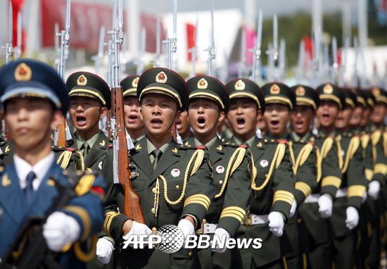 행진하는 중국 인민해방군의 모습/AFPBBNews=뉴스1