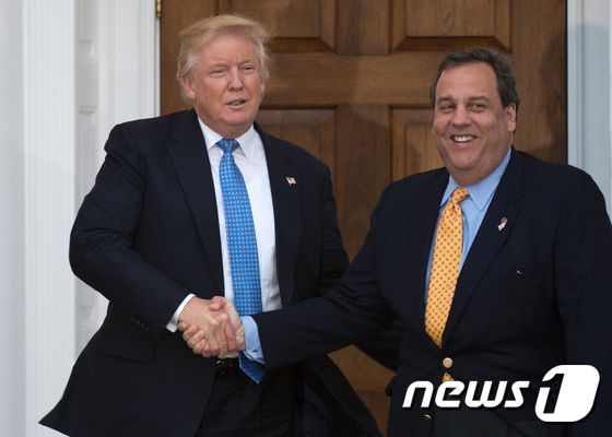 2016년 12월 당선인 시절 도널드 트럼프 미국 대통령과 크리스 크리스티 전 뉴저지 주지사. © AFP=뉴스1