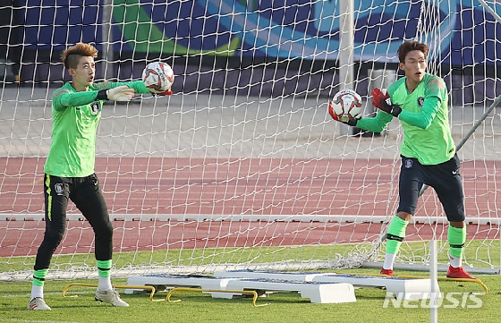 조현우(왼쪽)와 김승규 대표팀 골키퍼. /사진=뉴시스<br>
<br>
