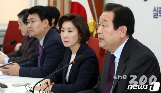 김무성 자유한국당 의원(사진 오른쪽)이 23일 서울 여의도 국회에서 열린 원내대표-중진의원 회의에서 발언을 하고 있다. /사진=뉴스1