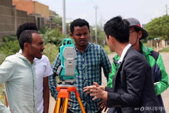 LX(한국국토정보공사) 직원이 에티오피아에서 국내 공간정보 기술을 활용해 시범지역 데이터 구축을 위한 현장측량을 실시하고 있다. /사진제공=LX<br>
<br>

