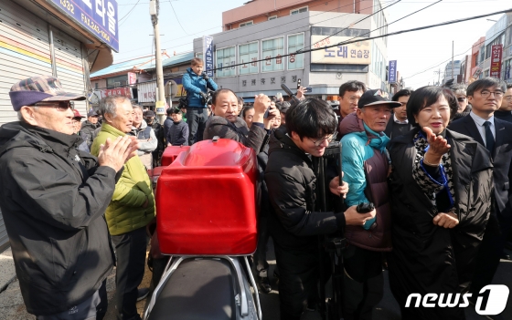 손혜원 의원이 23일 오후 목포 의혹을 해명하는 기자간담회 현장으로 이동하고 있다. / 사진제공=뉴스1