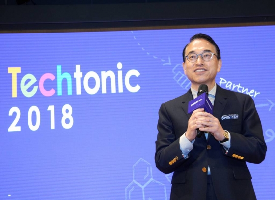 삼성SDS가 잠실캠퍼스에서 개최한 제1회 개발자 콘퍼런스 'Techtonic 2018’행사에서 홍원표 삼성SDS 대표가 인사말을 하고 있다./사진=삼성SDS