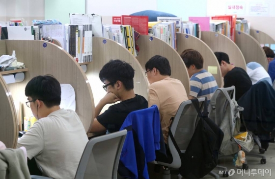 서울의 한 학ㄴ원 독서실에서 수험생들이 자율학습을 하고 있는 모습./사진=머니투데이 DB
