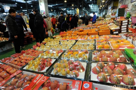 설 명절을 앞두고 한 농산물도매시장에 많은 시민들이 설 선물세트와 제수용 과일을 사고 있는 모습./사진=머니투데이 DB