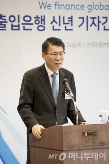 은성수 수출입은행장이 24일 서울 명동 은행회관에서 열린 기자간담회에서 '2019년 주요업무 추진계획안'을 발표하고 있다./사진제공=수출입은행