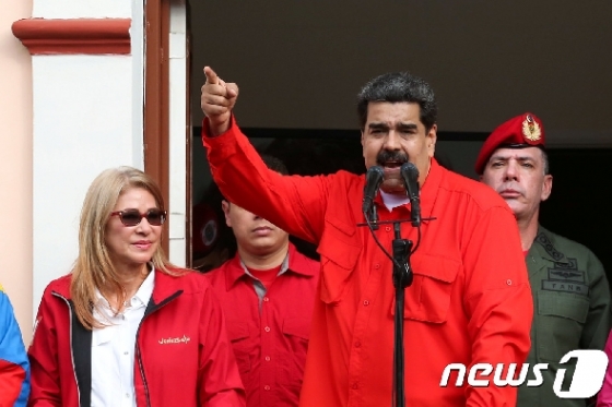 니콜라스 마두로 베네수엘라 대통령이 23일 카라카스 대통령궁에서 지지자들을 향해 연설하고 있다. © 로이터=뉴스1 © News1 강민경 기자
