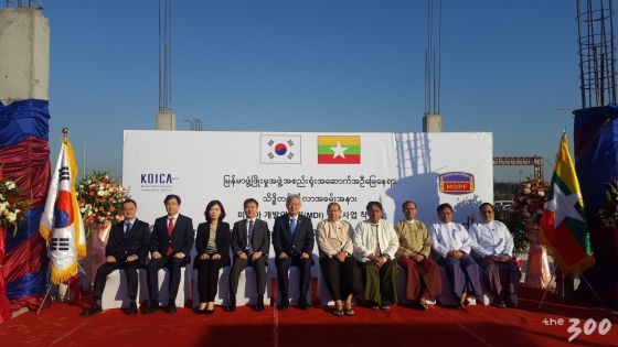 이태호 외교부 2차관(왼쪽 다섯번째)은 24일 오전 미얀마 네피도에서 '미얀마개발연구원(Myanmar Development Institute, MDI)' 단독청사 착공식에 참석했다. 