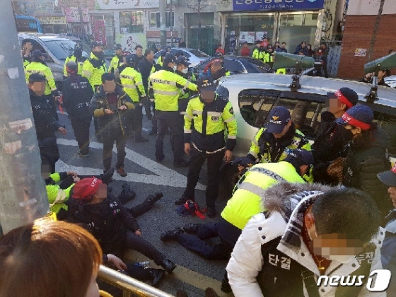 [사진] 부산 재개발 반대집회서 교통사고...24명 부상