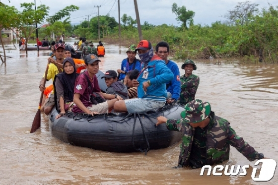 인도네시아 술라웨시 섬에 폭우가 쏟아져 주민들이 고무보트를 타고 대피하고 있다. © AFP=뉴스1