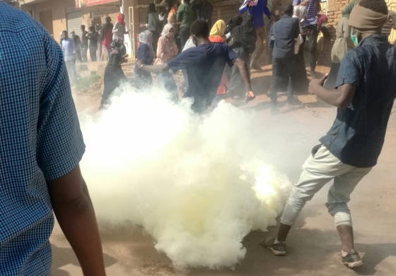 24일(현지시간) 수단 수도 카트룸에서 발생한 시위에 정부군이 최루탄으로 대응하는 모습/AFPBBNews=뉴스1