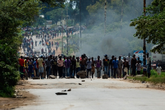 14일(현지시간) 짐바브웨 수도 하라레에서 휘발유 가격 인상에 반대하는 시위대가 도로를 막고 행진하는 모습/AFPBBNews=뉴스1