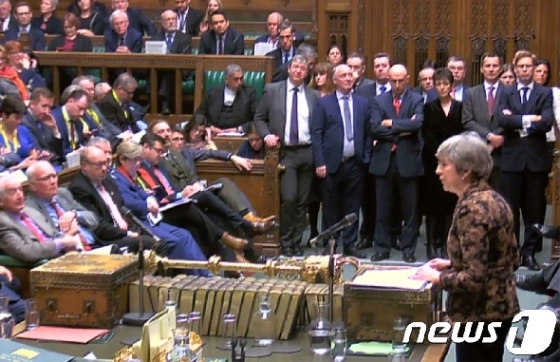 테리사 메이 영국 총리가 21일(현지시간) 런던 하원에서 브렉시트 플랜 B를 발표하고 있다. © AFP=뉴스1 © News1 우동명 기자