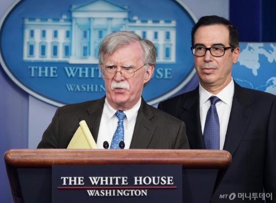 28일(현지시간) 존 볼턴 백악관 국가안보보좌관(왼쪽)과 스티븐 므누신 재무장관이 백악관 브리핑을 통해 베네수엘라 국영기업에 대한 제재를 발표하고 있다. 