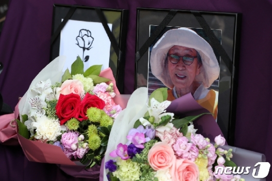 [사진] 영정사진 속 미소 짓는 김복동 할머니
