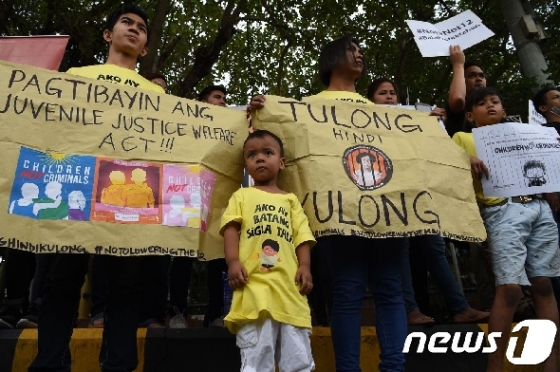 형사 책임 연령 하향에 반대하는 필리핀 시위대 © AFP=뉴스1