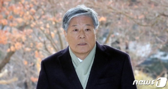 [사진] 법정으로 향하는 김성호 전 국정원장