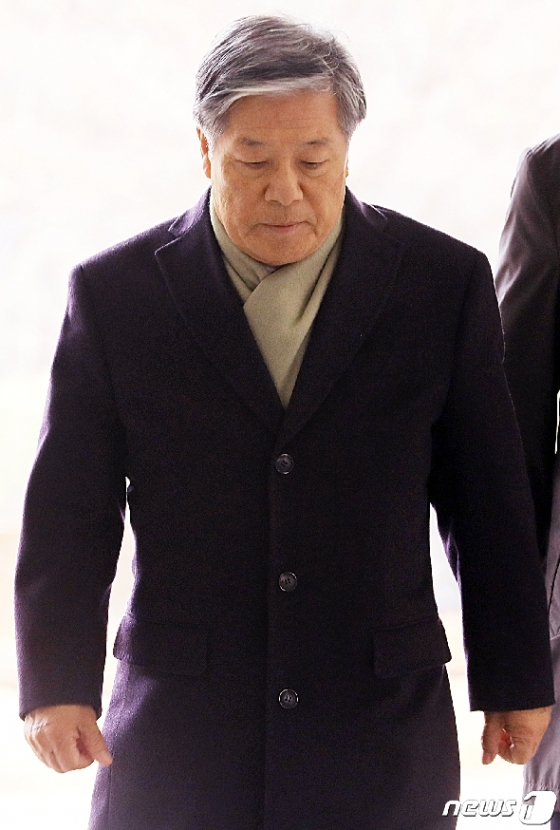 [사진] 고개 숙이고 법원 향하는 김성호 전 국정원장