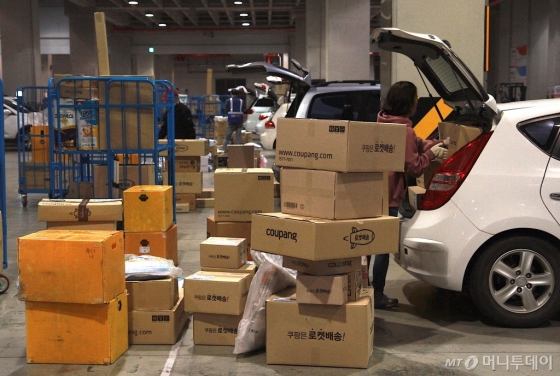 서울 시대 한 쿠팡 캠프에서 플렉서들이 새벽배송을 위한 물품을 차량에 싣고있다. /사진=쿠팡