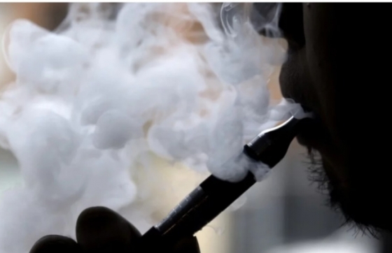 전자담배를 피우고 있는 모습. /AFP=뉴스1 자료사진