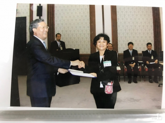 김애자씨가 2007년 박송하 전 서울고법원장에게 자원봉사자 임명장을 받고 있다. 박 전 고법원장은 자원봉사자 한 명 한 명에게 직접 임명장을 수여했다고 한다./사진=김애자씨 제공