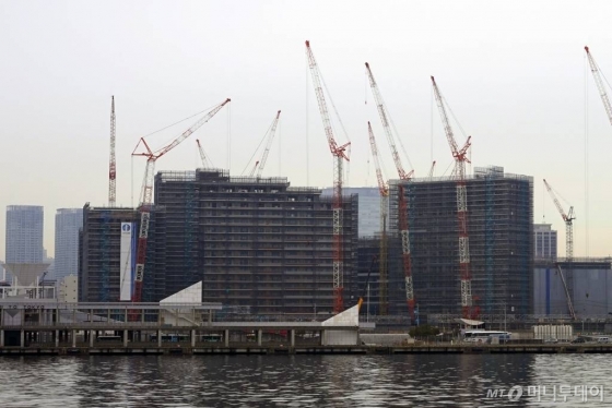 지난 31일 일본 도쿄 하루미지구에서 올림픽 선수촌(올림픽 빌리지)이 건설 중이다 /사진=김남이 기자