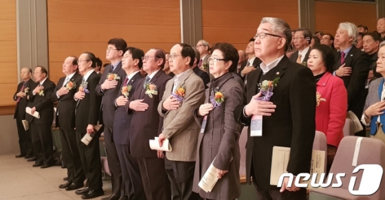 지난해 2월8일 일본 YMCA 회관에서 열린 제99주년 동경 2.8 독립선언 기념식에서 당시 심덕섭 국가보훈처 차장 등 참석자들이 국기에 대한 경례를 하고 있다. / 사진제공=뉴스1