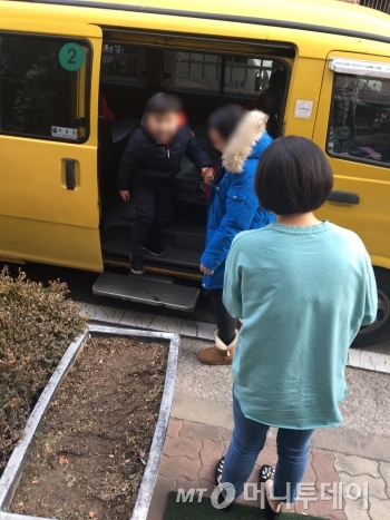 "주환아 어서와" 블러 처리를 했지만, 유치원 버스서 내리며, 삼촌을 보고 웃고 있는 주환이./사진=남형도 기자