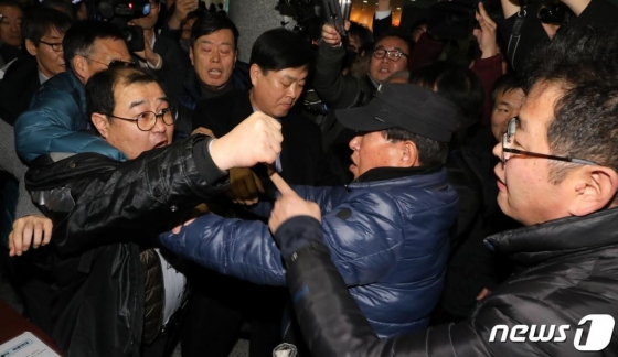 지난 8일 서울 여의도 국회 의원회관에서 열린 5.18 진상규명 대국민공청회에서 보수단체회원들과 5.18단체회원들이 몸싸움을 벌이고 있다. 이날 토론회에서 지만원씨가 '5.18 북한군 개입 중심으로'란 주제로 발표를 했다. /사진=뉴스1