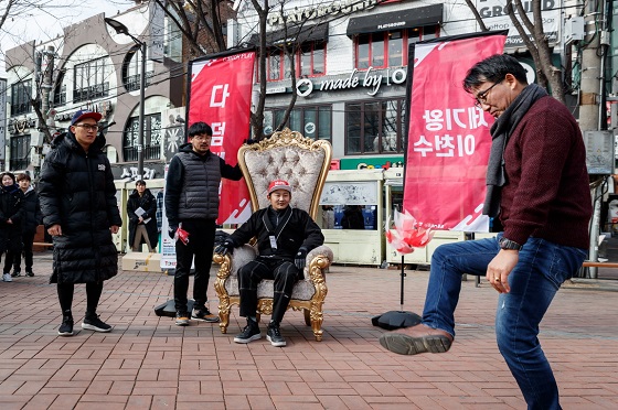지난 9일 서울 홍대놀이터에서 열린 '제기왕 이천수' 행사에서 일반인 참가자가 이천수 선수가 지켜보는 가운데 제기차기 승부를 벌이고 있다/사진제공=맘스터치
