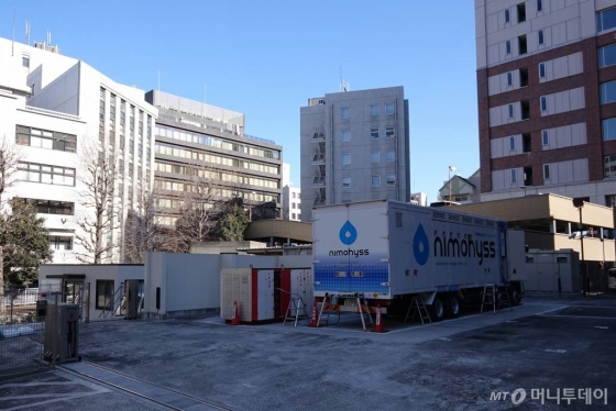 일본 도쿄 지요다구에 설치된 니모히스수소충전소(구단)의 모습. 주차장 부지를 충전소 부지로 바꾼 곳으로 주변에 상업 빌딩이 둘러싸고 있다./사진=김남이 기자