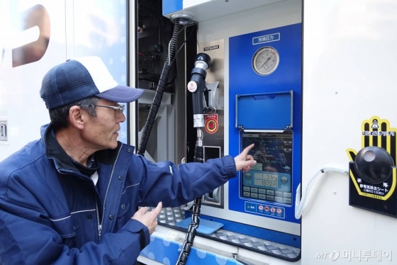 일본 도쿄 지요다구에 설치된 니모히스수소충전소(구단)에서 관계자가 충전설비를 설명하고 있다. /사진=김남이 기자