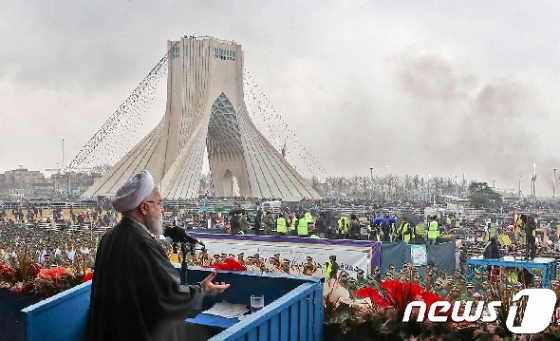 이슬람혁명 집회에 모인 군중 앞에서 발언하는 하산 로하니 이란 대통령 © AFP=뉴스1