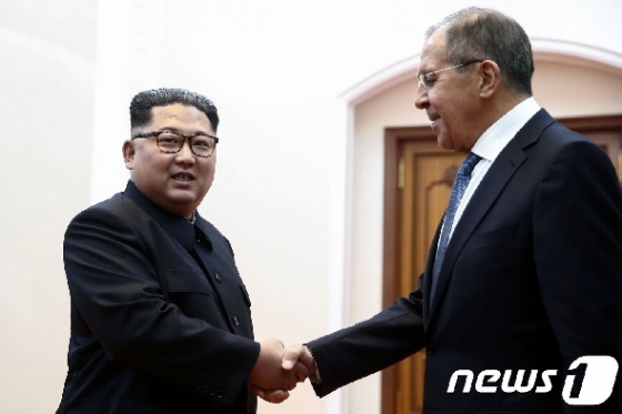 김정은 북한 국무위원장과 세르게이 라브로프 러시아 외무장관 © AFP=뉴스1 © News1 우동명 기자