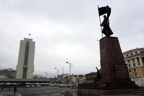 1917년~1922년 러시아 극동지역에서 구 소련을 위해 싸웠던 병사들을 기억하기위한 기념비가 세워져 있는블라디보스토크 혁명광장. /사진=뉴스1