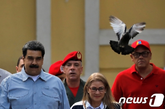 니콜라스 마두로 대통령과 아내인 실리아 플로레스 여사(앞줄) © 로이터=뉴스1