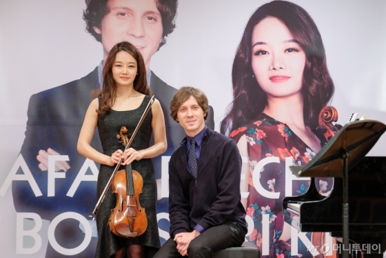 라파우 블레하츠(피아노, 오른쪽)와 김봄소리(바이올린). /사진제공=크레디아